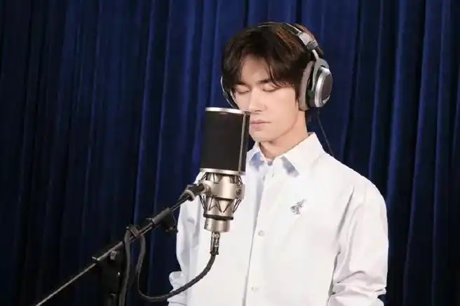 易烊千玺白色翻领衬衫##易烊千玺录歌花絮图