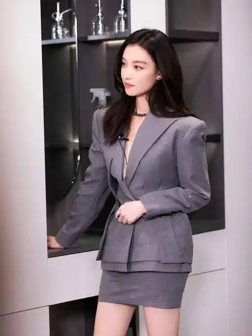 倪妮不愧"珍珠达人",蕾丝胸衣搭西装很性感,戴串珍珠瞬间高级_感觉