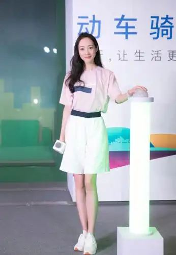 真是佩服韩雪!土掉渣的百褶裙竟穿得如此魅力,这气质无人能及!