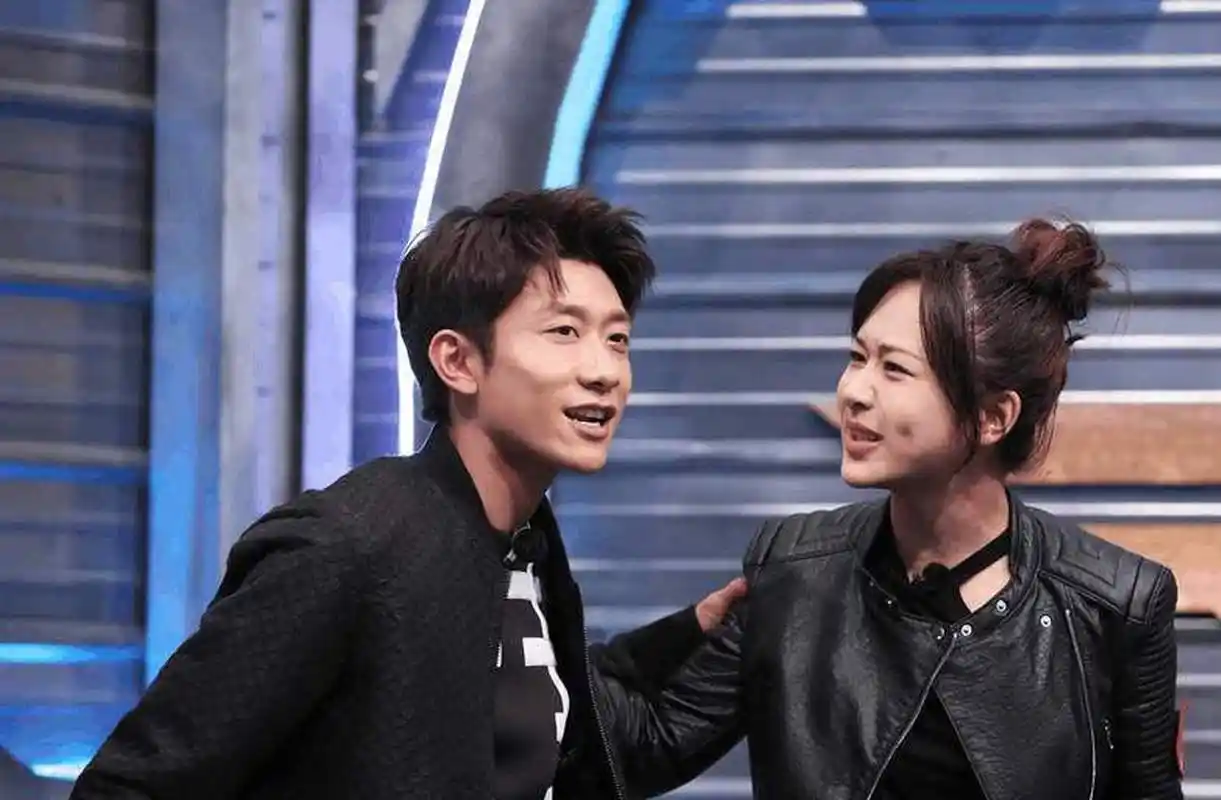 有一次,杨紫和节目组在农村拍戏,那边只有一个厕所,节目组的人一般