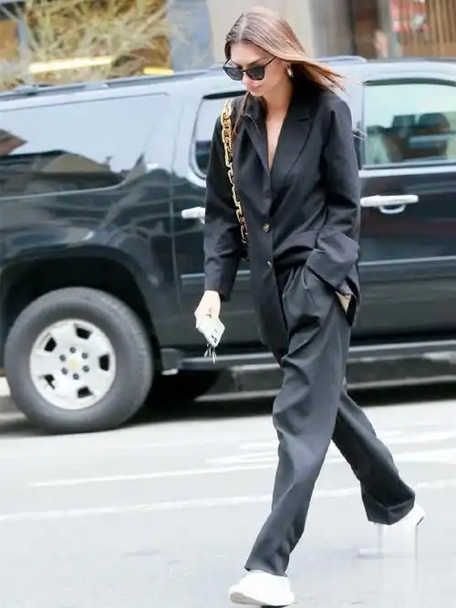 欧美明星街拍|emily这身黑色西装真的太可爱了!