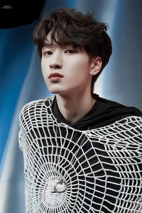 严浩翔把蜘蛛网穿在身上