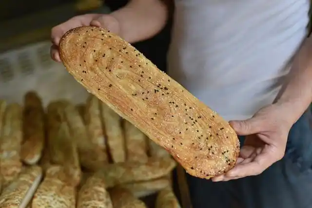 河南小伙自创牛舌形烧饼,一个一尺来长,顾客排队来尝鲜_李师傅