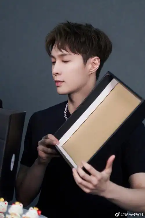 #张艺兴连换五套衣服#