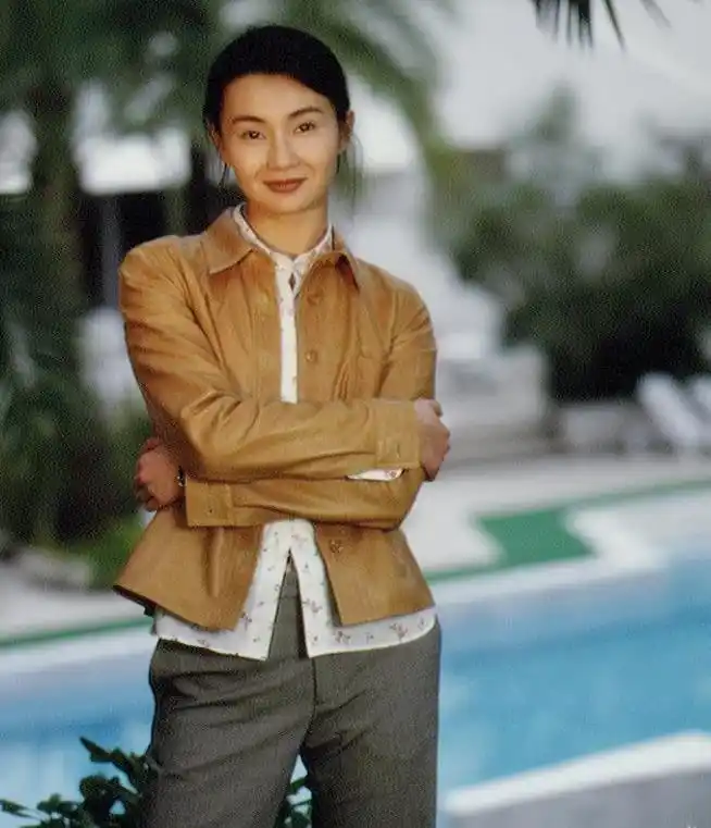 张曼玉25年前戛纳旧照曝光趴草地眼神清澈