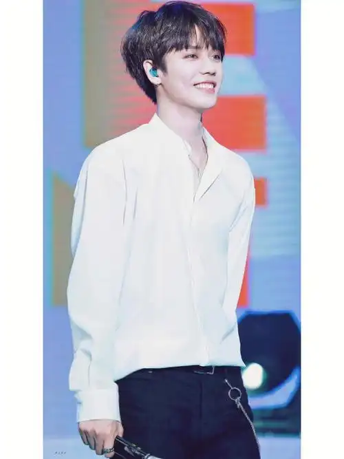 2022林彦俊白色衬衫壁纸477