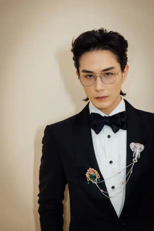 李承铉黑西装造型绅士帅气写真_李承铉写真图片_三千图片网