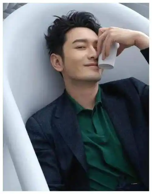 彭于晏与女伴同游日本照片曝光网友惊呼老了十岁