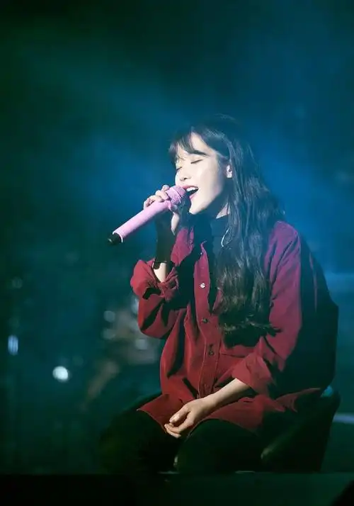 iu演唱会造型合集白裙仙气飘飘皮衣酷帅为她打call