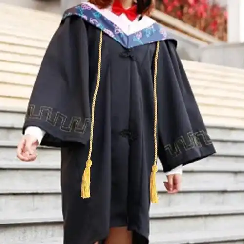 眼前看到都是穿着毕业服的学子们,但是我们也能看到帽子上面有一个