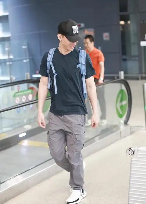 网上公布的黄立行的身高只有178cm,在男士中也不算是很高的,可是他的