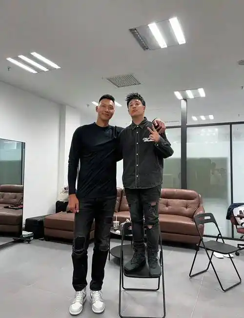 潘玮柏晒演唱会后台与易建联合影,网友:两个人身高差也太可爱了_开心