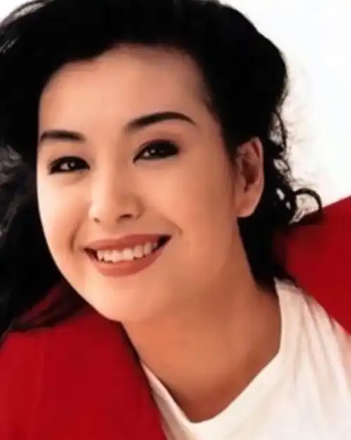 年轻时,伍咏薇绝对是"神颜"女性的代表.看看旧照片里她漂亮的脸.