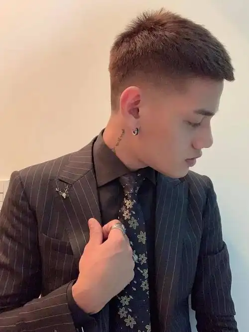 喜欢更加个性,或怕发型单调的话,可以考虑加上刻线!个人风格超强烈!