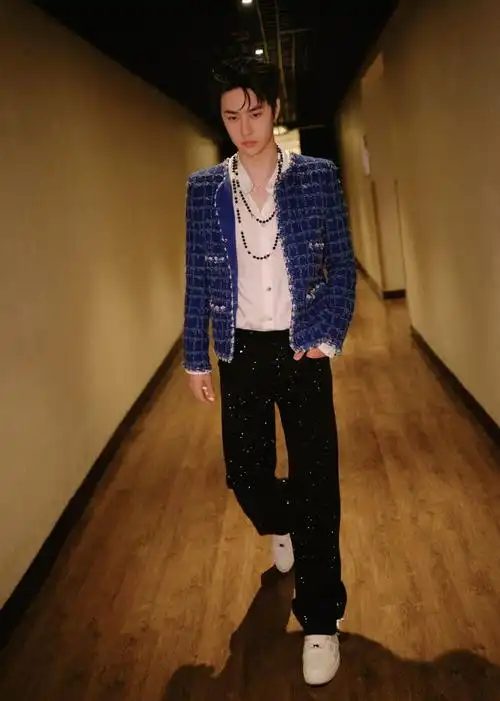 uniq-王一博 身着经典蓝色斜纹软呢外套,搭配黑色闪钻阔腿裤,动静