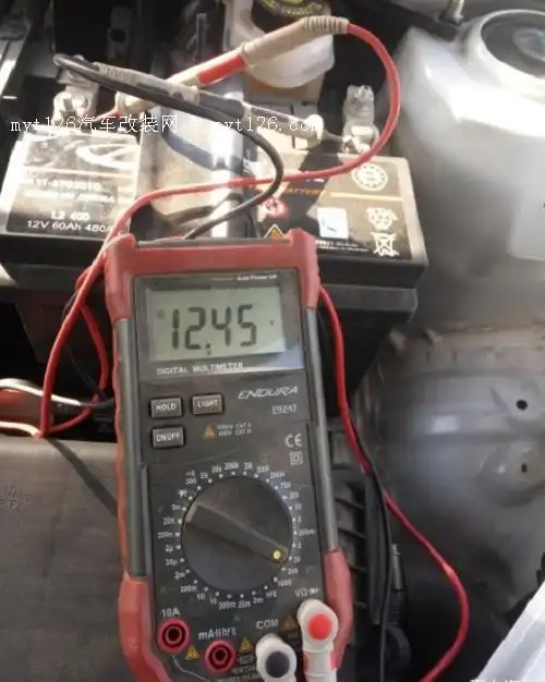 用万用表测试电瓶显示为12.45v,正常值.