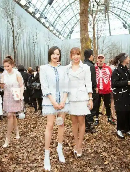 当李沁宋茜穿黑色泡泡袖撞衫,无滤镜生图下,到底谁的颜值更抗打_效果