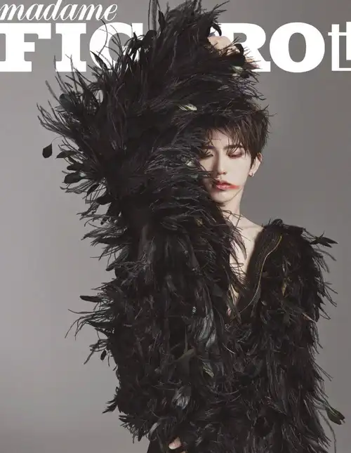 百分九最新封面少两人,林彦俊占据c位,朱正廷像王子,丞丞高冷_蔡徐坤