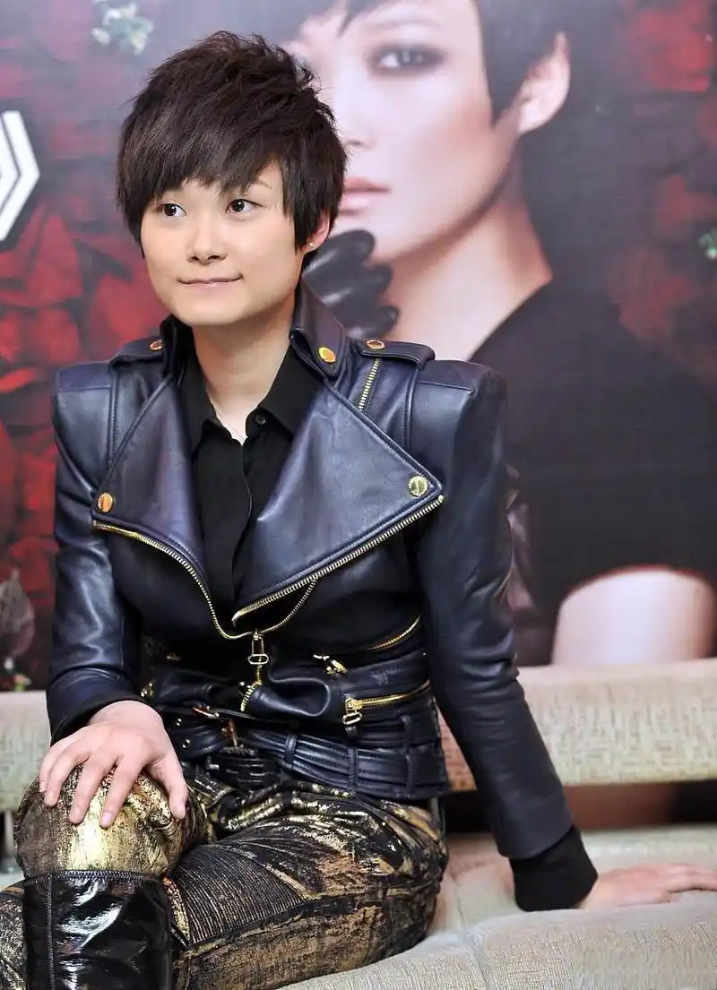 李宇春:音乐童话故事 李宇春,超级女声选手,凭借嘹亮的嗓音和独特的