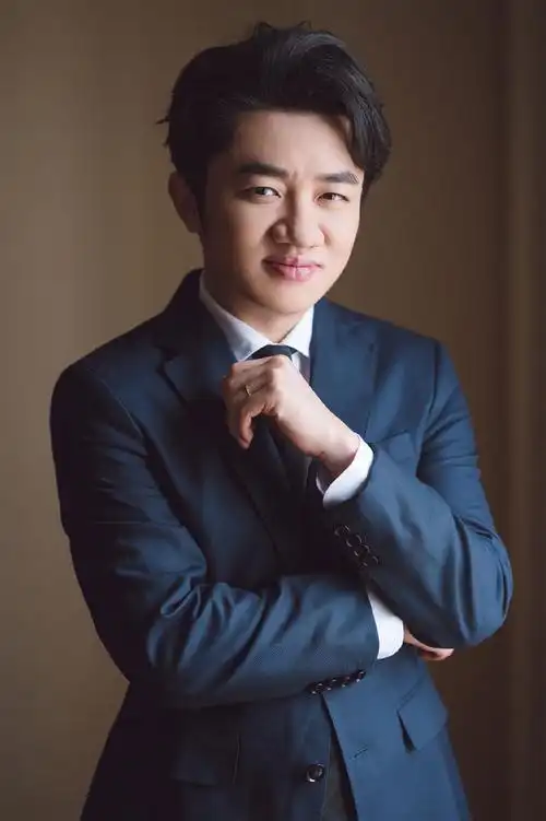 王祖蓝蓝色西装沉稳大气写真14