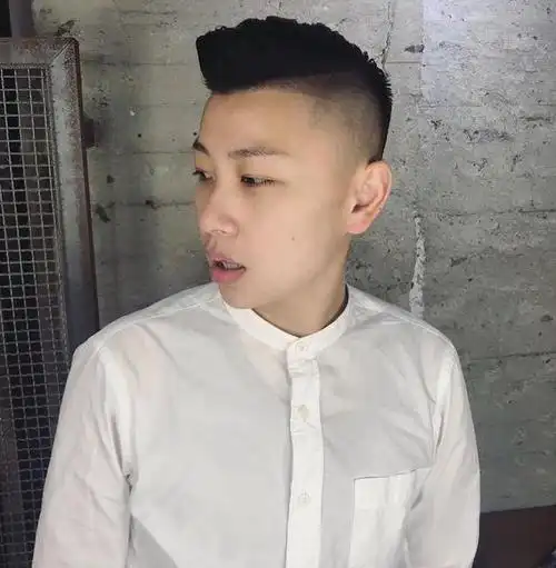 男生夏天别乱剪发型试试这4款两边铲光发型干净又帅气