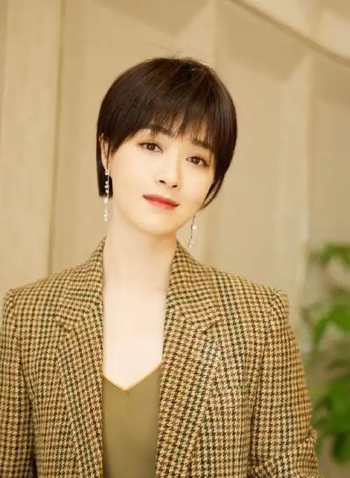 被蒋欣的"遮脸发"惊艳到了:终于明白什么叫发型决定气质