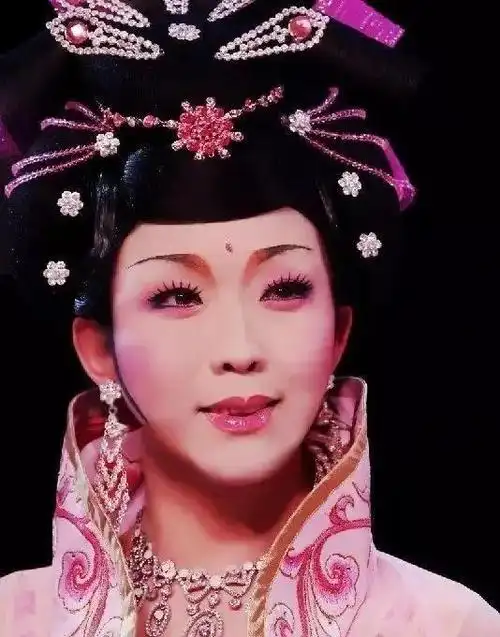 李玉刚男扮女相唱红新贵妃醉酒却被梅兰芳儿子嫌弃不入流