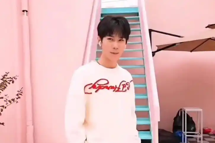 虽然不是同款的,但看到还是很是感动"陈泗旭是谁呀""陈泗旭是张真源的