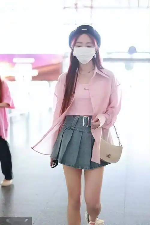 张紫宁今日现身北京首都机场,贝雷帽红发搭配粉色上衣与牛仔短裙,夏日