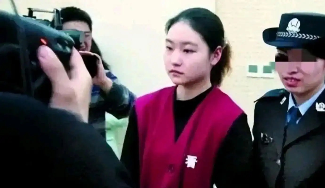 2007年,女犯人张笑,在接受审判时的情景,在当时来说,照片中的她她颜值