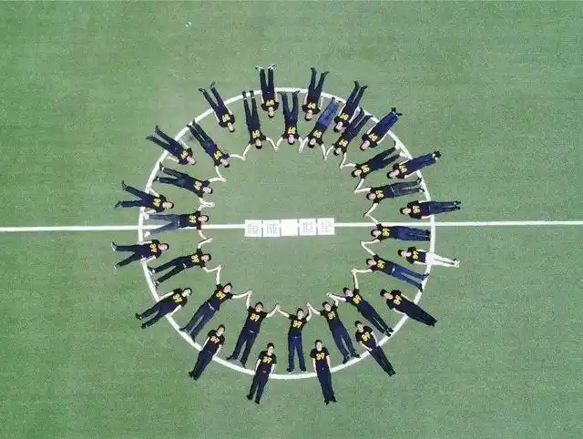 毕业季合影这样拍真有创意,9个集体照队形,场景好找,效果好