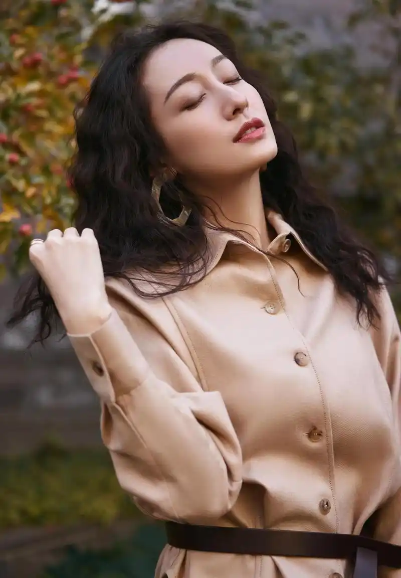 陕西美女董维嘉性感妩媚,尽显成熟女人魅力