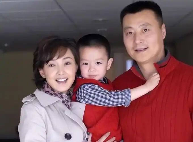 回顾任程伟娶黄蕾到地下室共患难成名后不换糟糠妻只换大房子