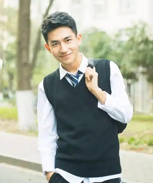 现在最火最吃香的就是这样的小奶狗.这样的男生成为校草也在情理之中.