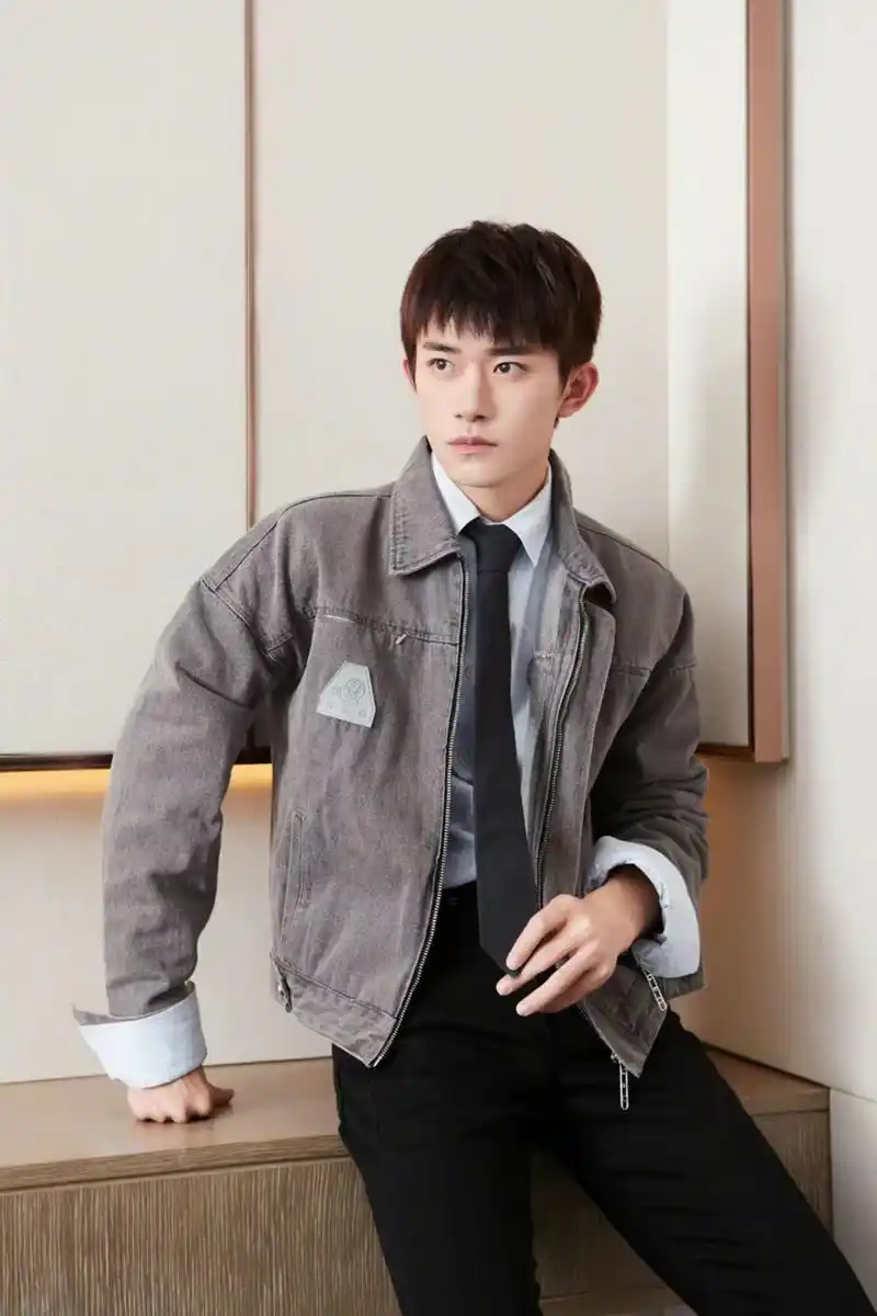 易烊千玺身着牛仔外套  搭配简单有型