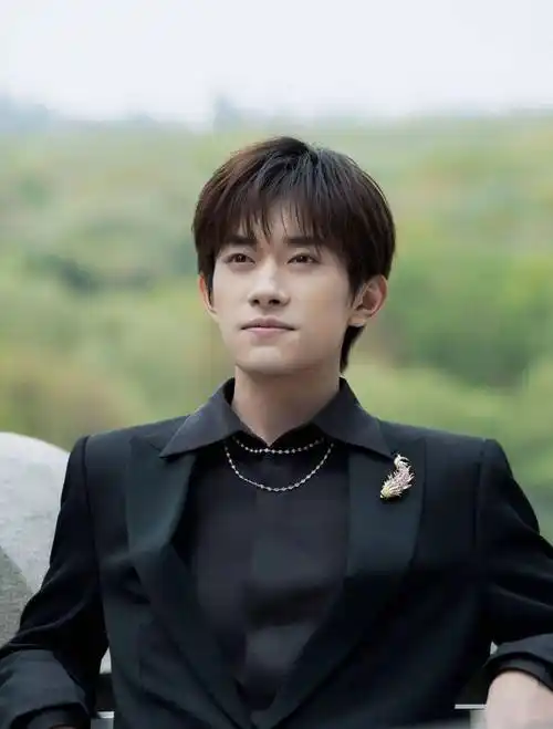 易烊千玺入选中国大陆男演员社会美誉度榜单第九,是唯一00后_研究