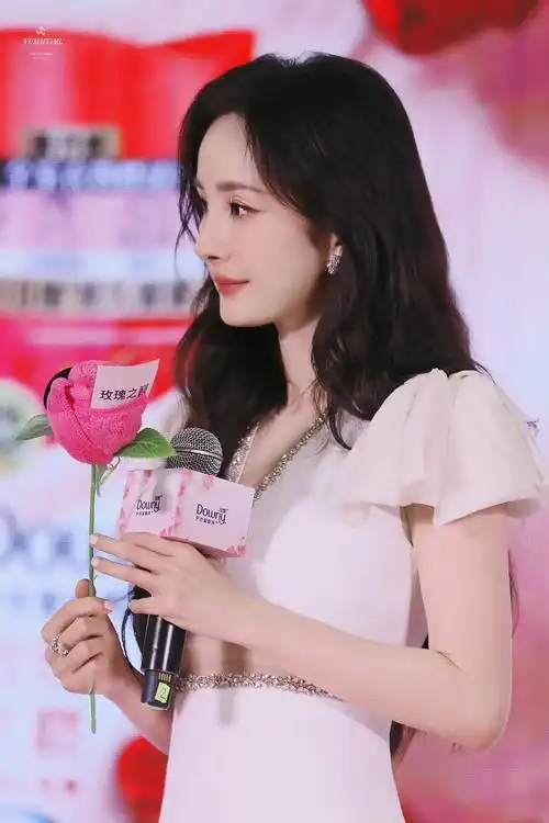 杨幂 #杨幂现身成都银泰城 这是我爱的大明星啊!第二次见了 - 抖