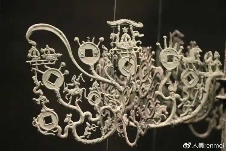 三星堆遗址出土青铜摇钱树