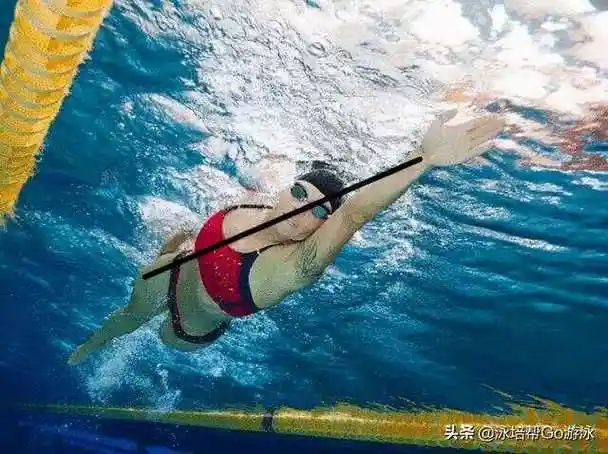 自由泳两次腿手腿配合对角线打腿