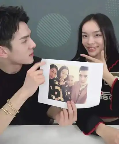 omg!李佳琦刘柏辛竟然是堂兄妹,李佳琦堂妹靠奇袭圈粉无数