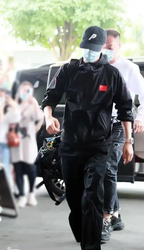 王一博最新机场私服造型全套安踏allblack穿搭强势又帅气
