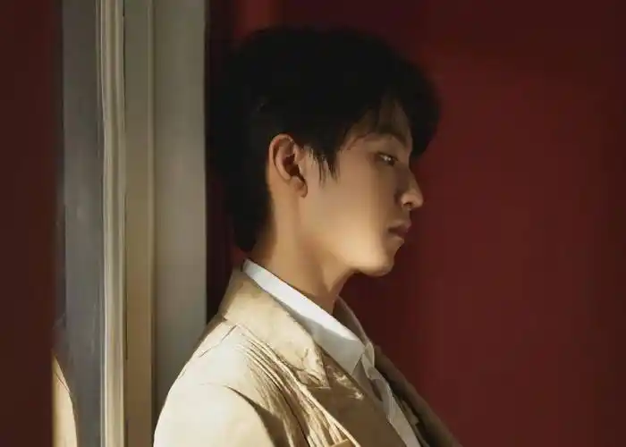 王俊凯恋情瓜细节疑似实锤,与素人后台合照,被质疑私联富婆粉丝_同学