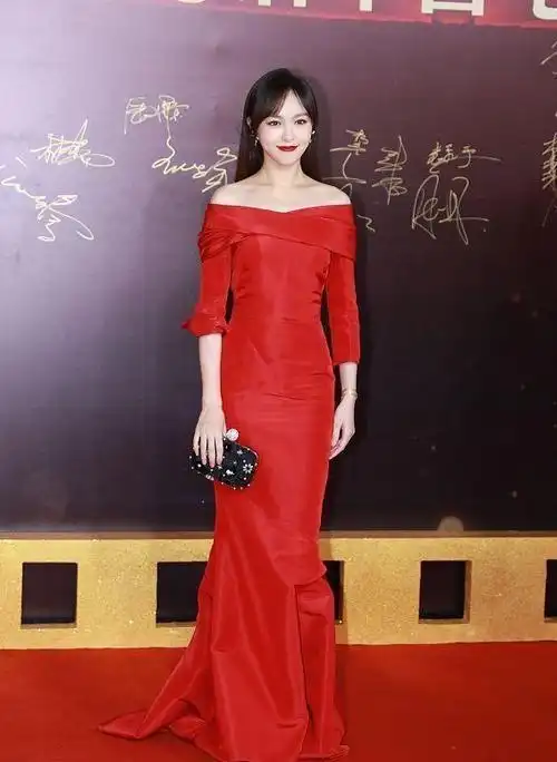唐嫣的冷白皮好适合红色一袭红裙优雅高贵白皙肤色看着晃眼