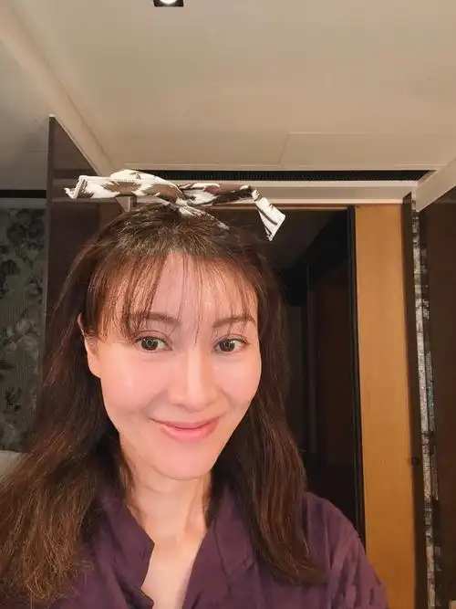 50岁李嘉欣的素颜,没疙瘩斑点就毛孔粗大,比大多普通女人都漂亮