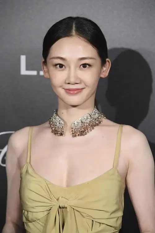 苗苗的骨感身形真高级,穿吊带裙看出肩型,优雅但不失清纯