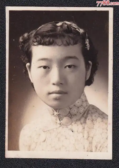 民国年代美女盘发老照片1张(尺寸约4.5*6.4厘米)