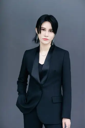 尚雯婕黑色西装率性性感写真