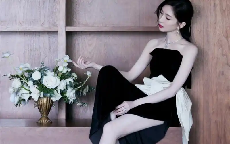 江疏影是行走的"礼服架子",肤白貌美大长腿,气质也超绝