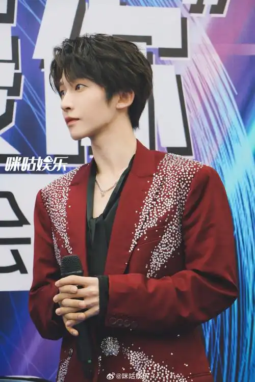 刘宇空降成都##咪咕在现场##刘宇红衣造型现身成都