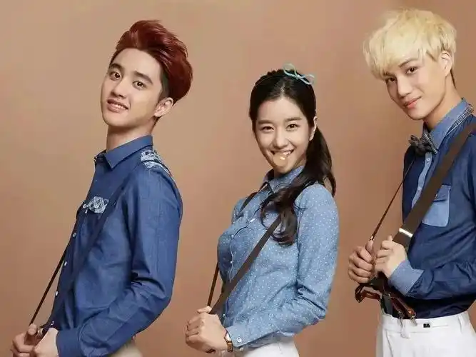 (姐当年还和 exo 拍过韩国校服广告)而和他合作过《虽然是精神病但是